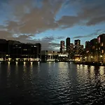 Modern Ground Floor Apartment In Canary Wharf, London Free Parking