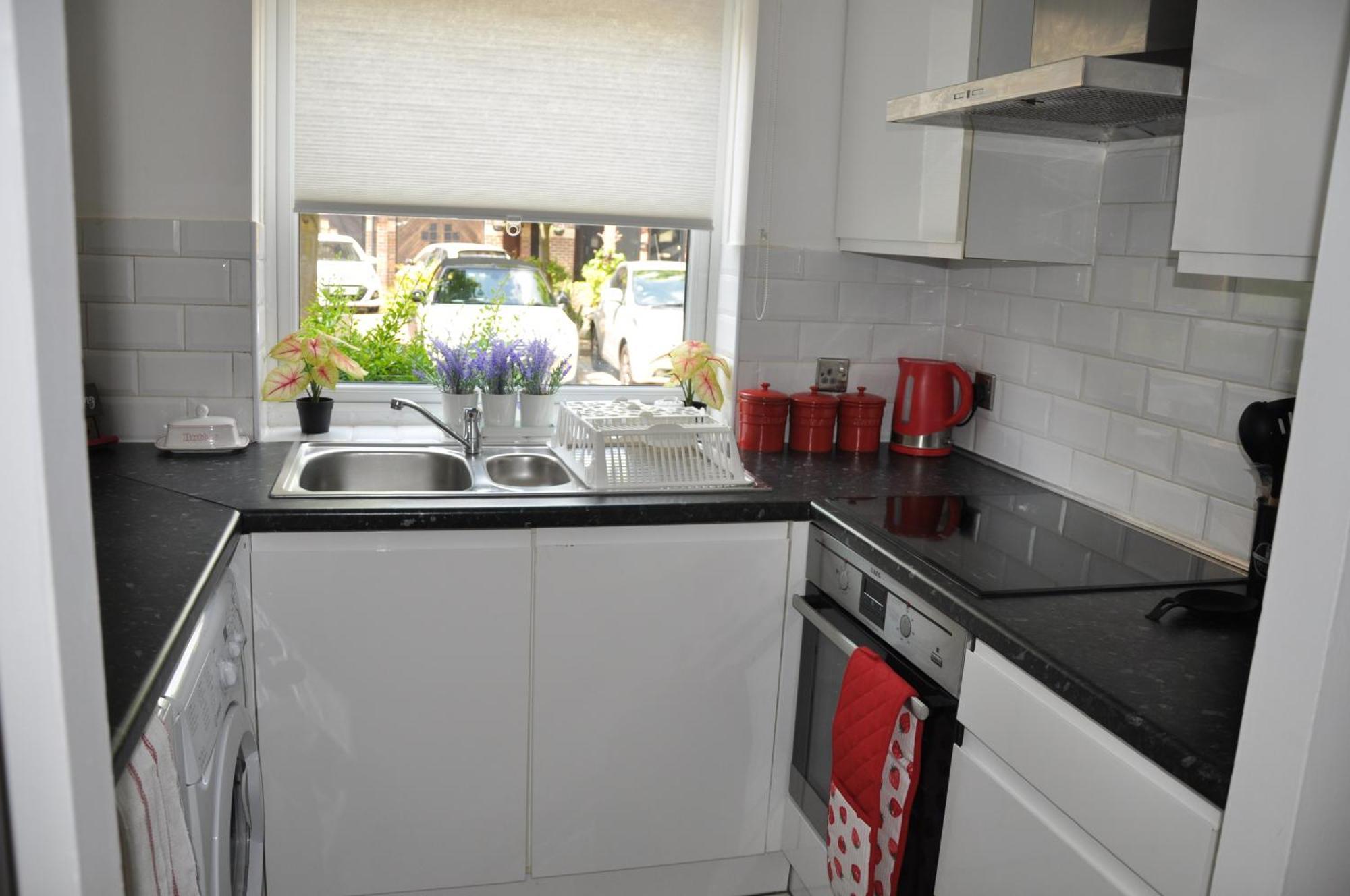 Modern Ground Floor In Canary Wharf, Free Parking * Londen
